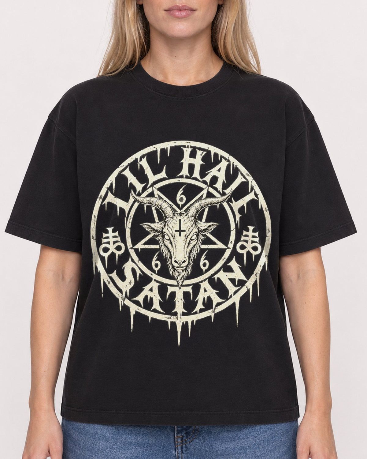 Mockup Boxy Heavyweight Tee Black female close-up 08