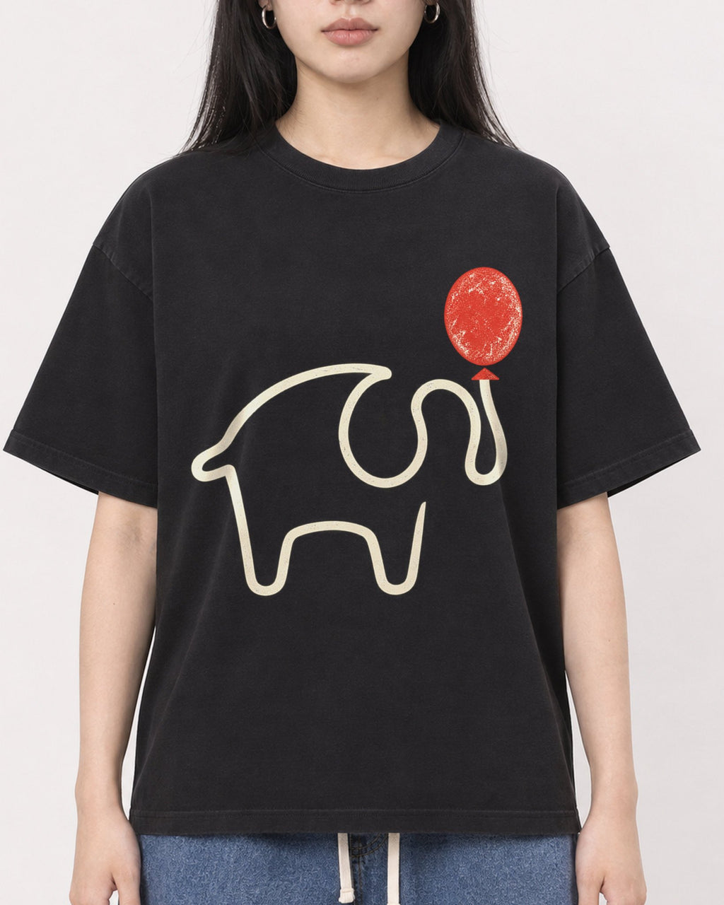 Mockup Boxy Heavyweight Tee Black female close-up 01