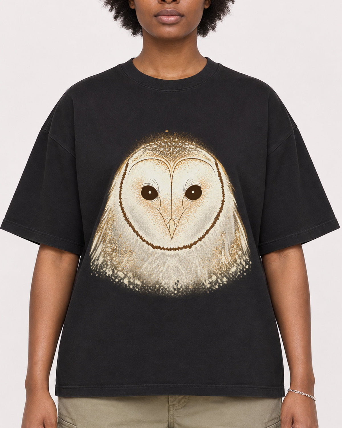 Mockup Boxy Heavyweight Tee Black female close-up 14