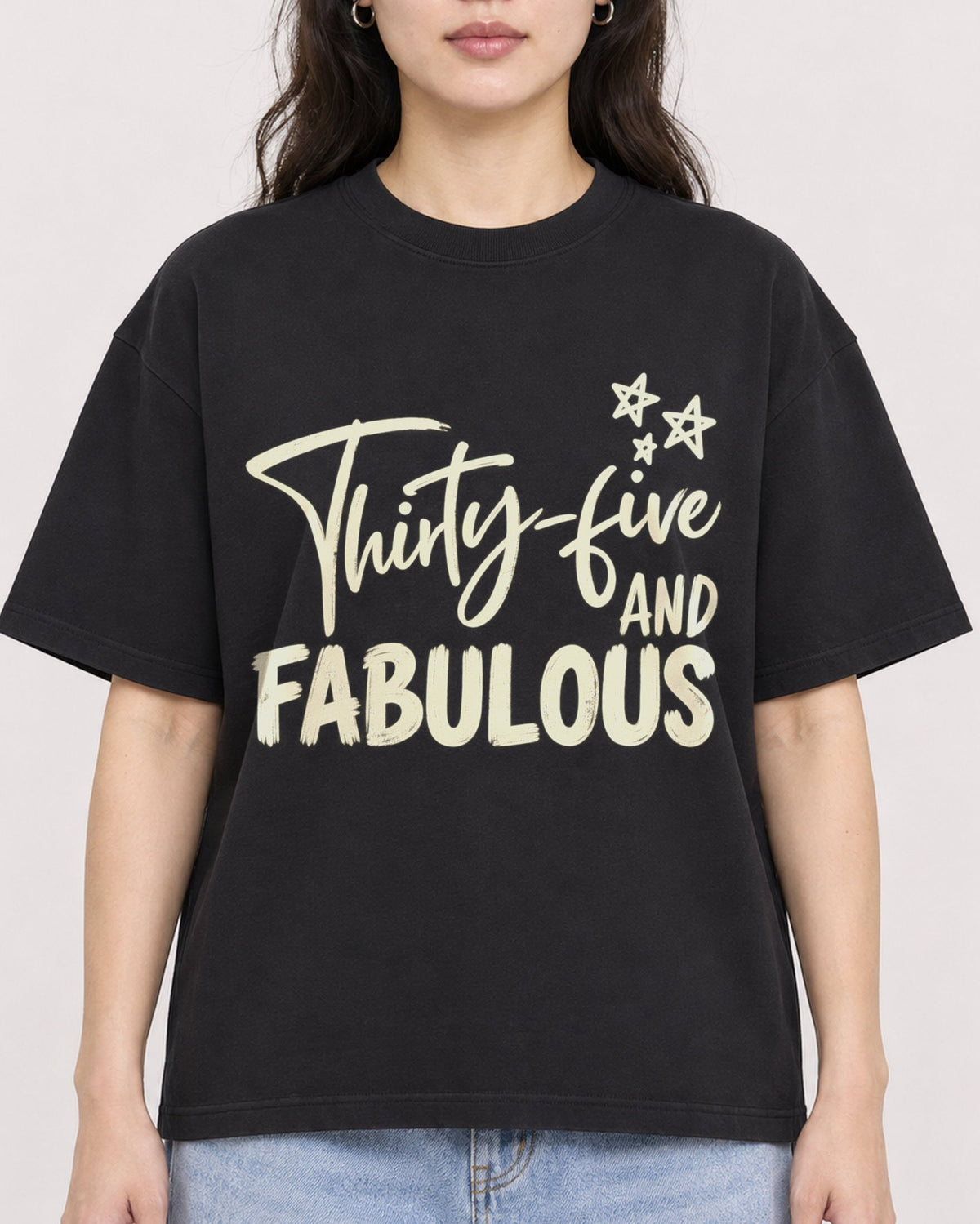 Mockup Boxy Heavyweight Tee Black female close-up 03