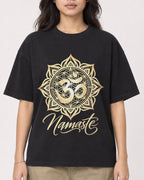 Mockup Boxy Heavyweight Tee Black female close-up 02