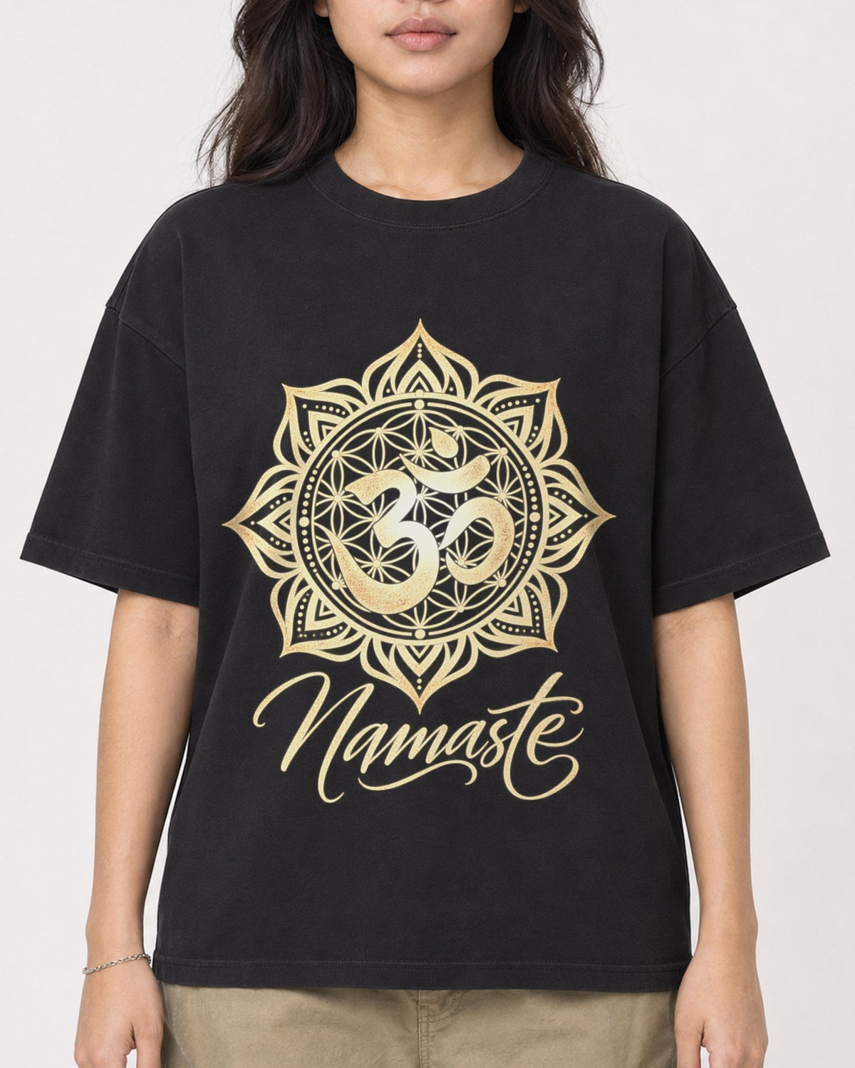 Mockup Boxy Heavyweight Tee Black female close-up 02