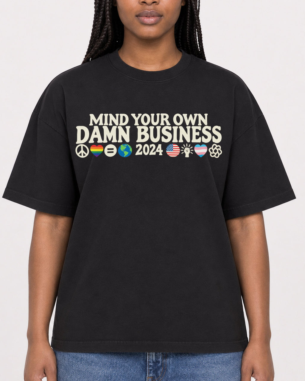 Mockup Boxy Heavyweight Tee Black female close-up 04