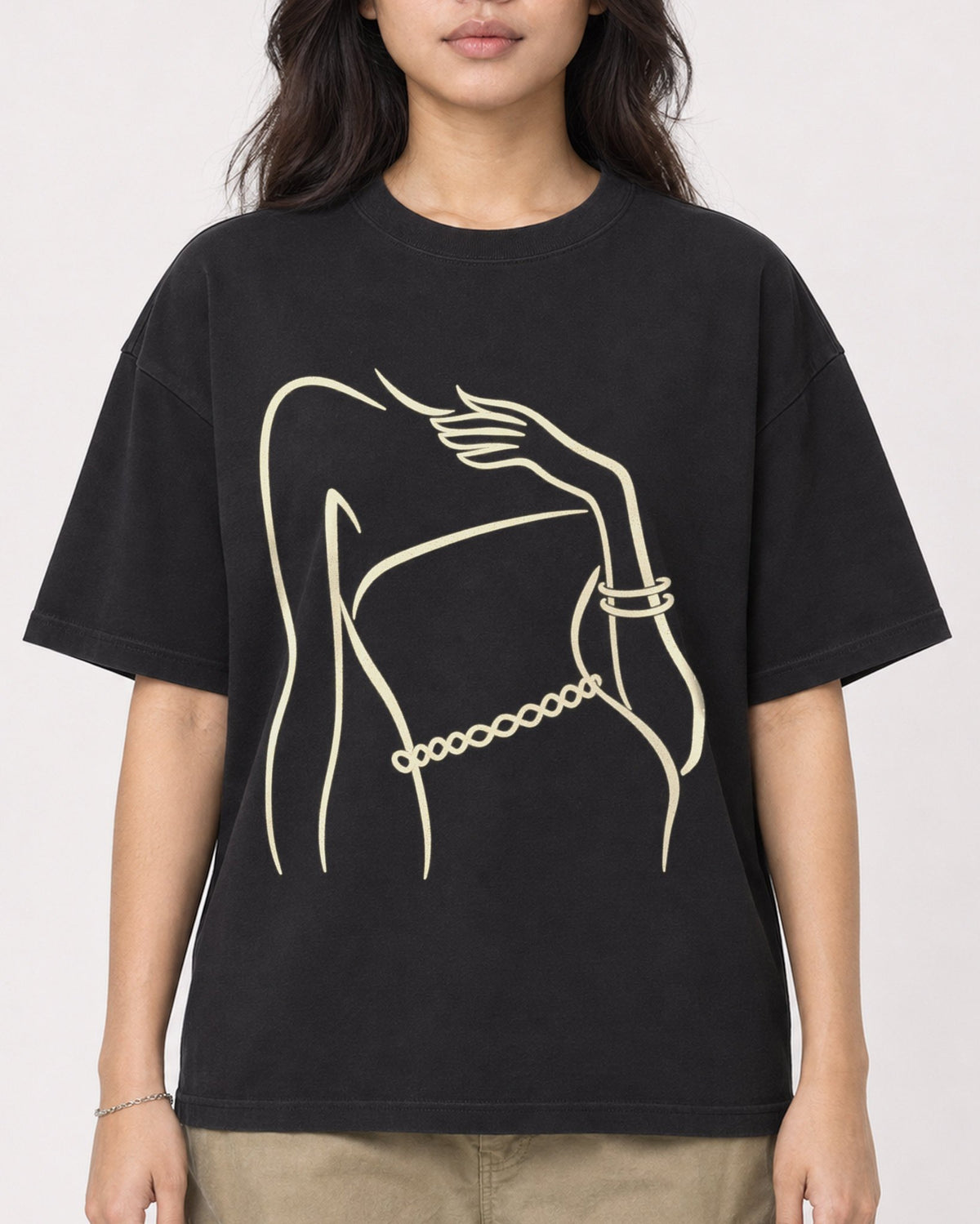 Mockup Boxy Heavyweight Tee Black female close-up 02