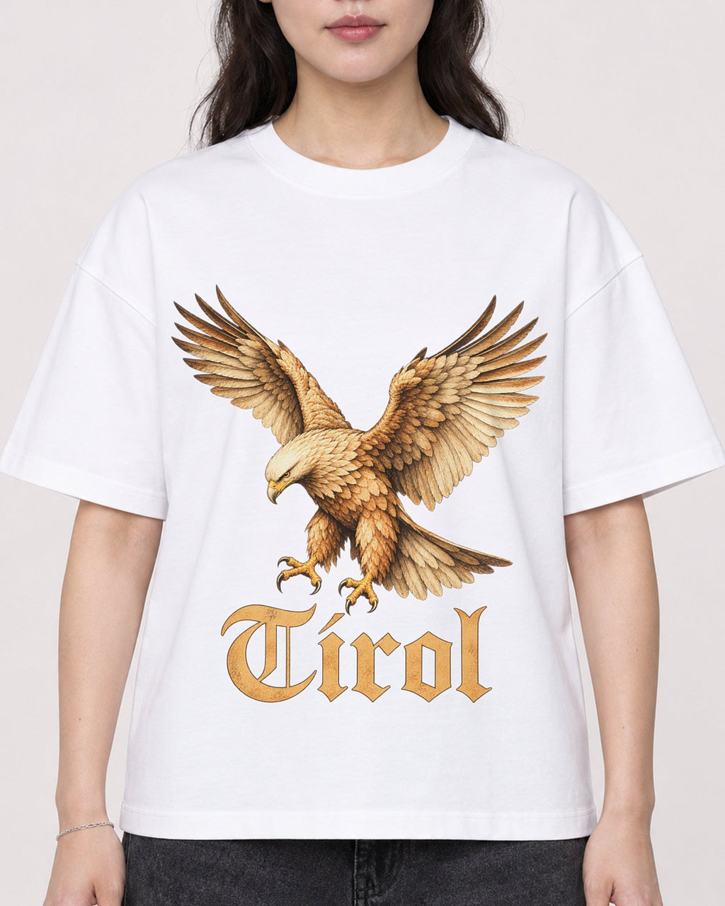 Mockup Boxy Heavyweight Tee White female close-up 03