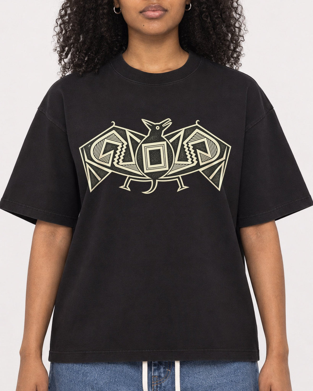 Mockup Boxy Heavyweight Tee Black female close-up 05