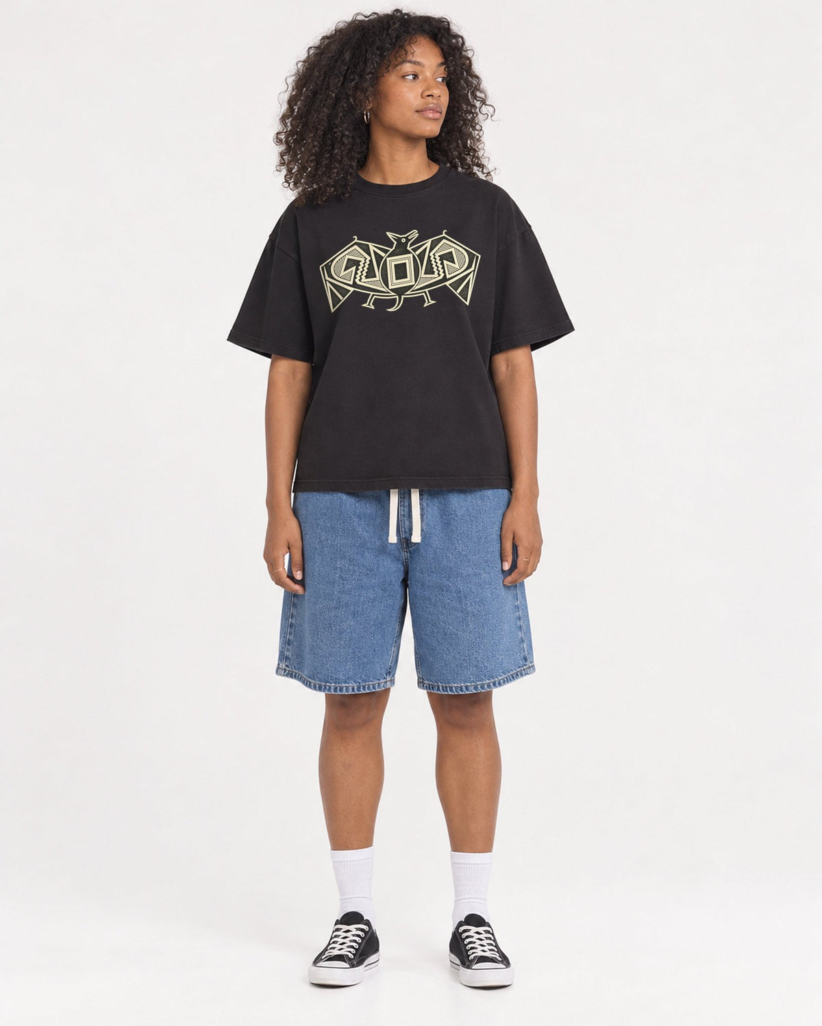 Mockup Boxy Heavyweight Tee Black female full-body 05