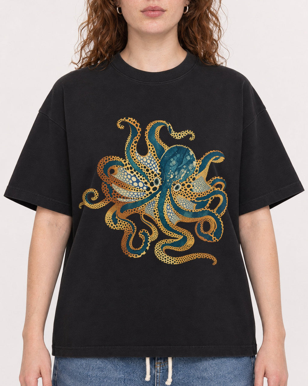 Mockup Boxy Heavyweight Tee Black female close-up 09