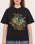 Mockup Boxy Heavyweight Tee Black female close-up 09