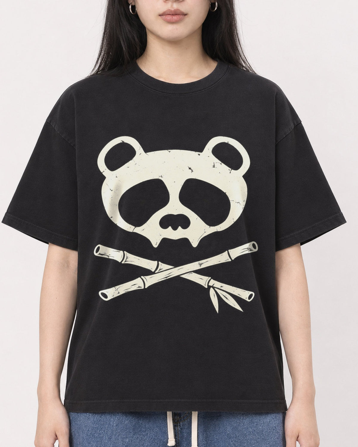 Mockup Boxy Heavyweight Tee Black female close-up 01