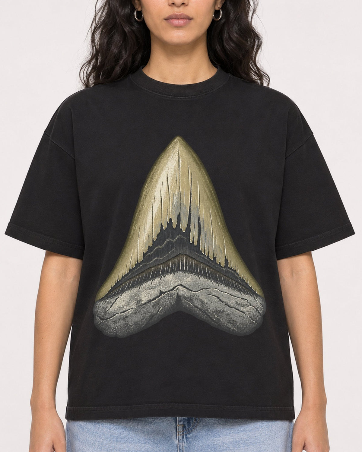 Mockup Boxy Heavyweight Tee Black female close-up 07
