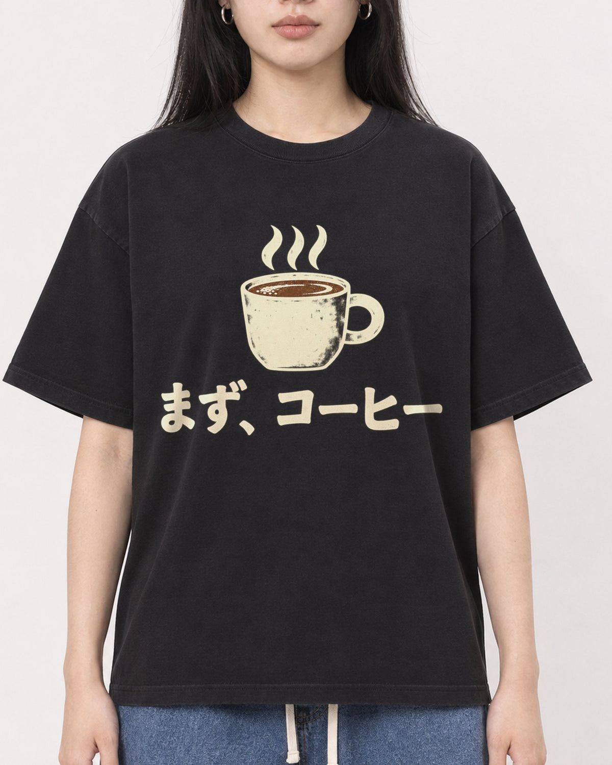 Mockup Boxy Heavyweight Tee Black female close-up 01