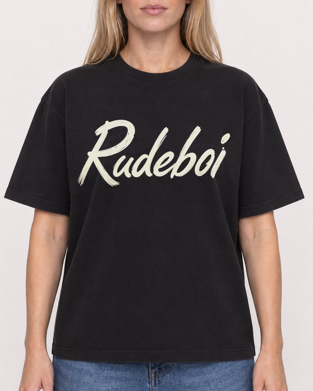 Mockup Boxy Heavyweight Tee Black female close-up 08