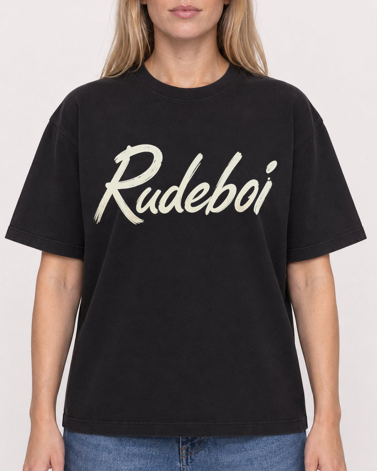 Mockup Boxy Heavyweight Tee Black female close-up 08