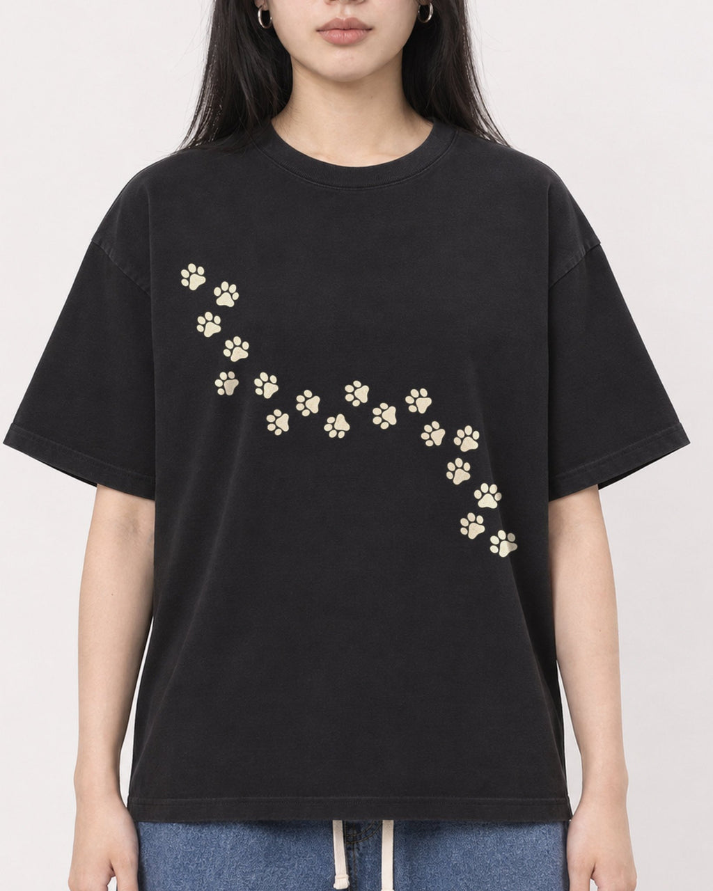 Mockup Boxy Heavyweight Tee Black female close-up 01