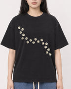 Mockup Boxy Heavyweight Tee Black female close-up 01