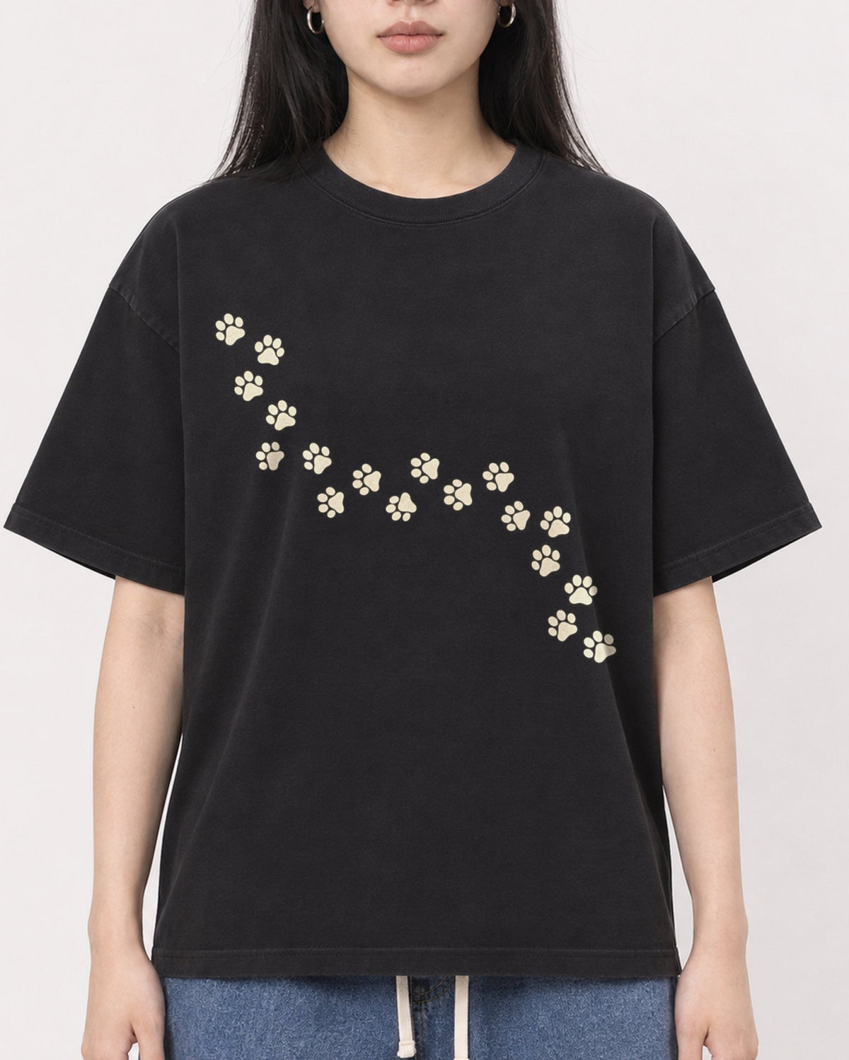 Mockup Boxy Heavyweight Tee Black female close-up 01