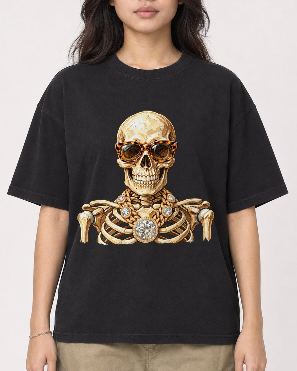 Mockup Boxy Heavyweight Tee Black female close-up 02