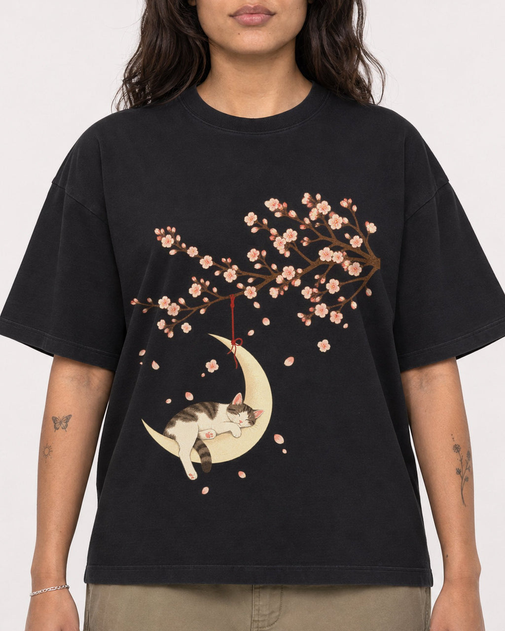 Mockup Boxy Heavyweight Tee Black female close-up 06