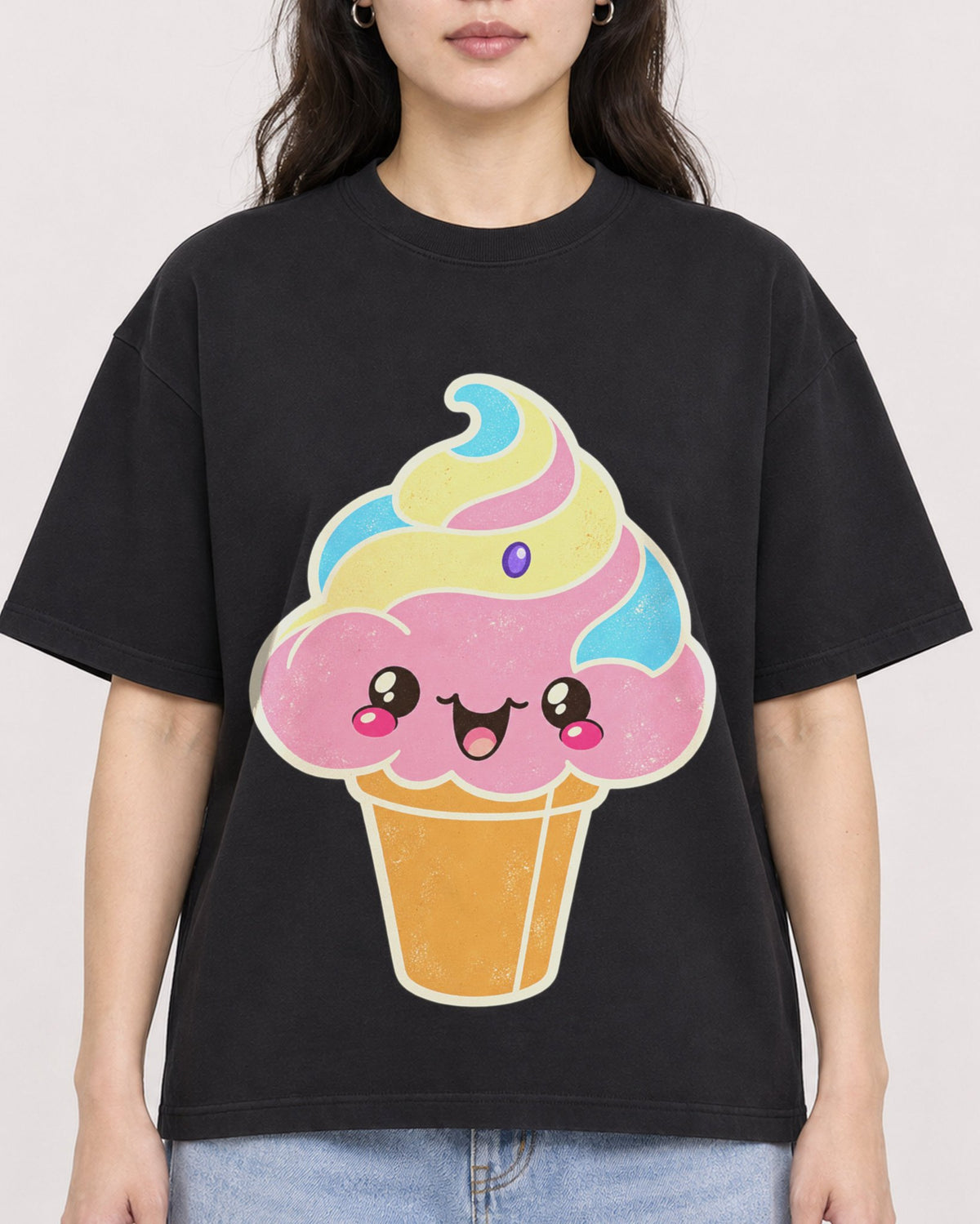Mockup Boxy Heavyweight Tee Black female close-up 03