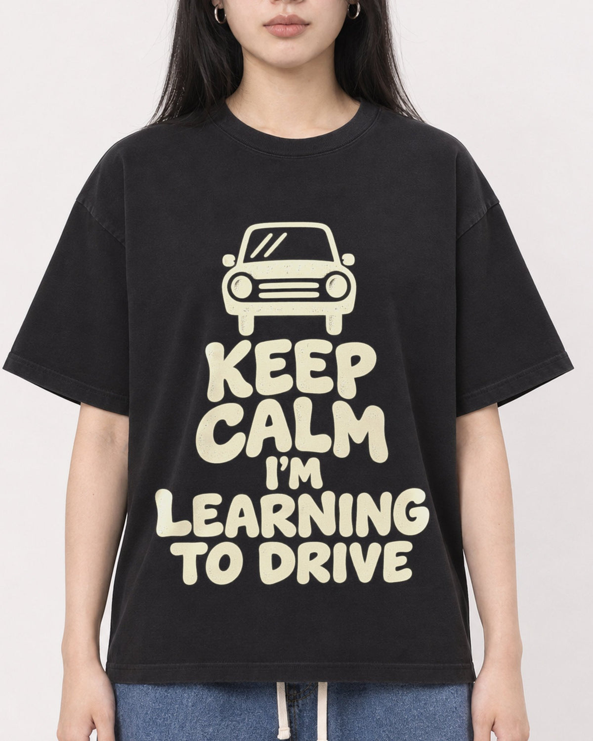 Mockup Boxy Heavyweight Tee Black female close-up 01