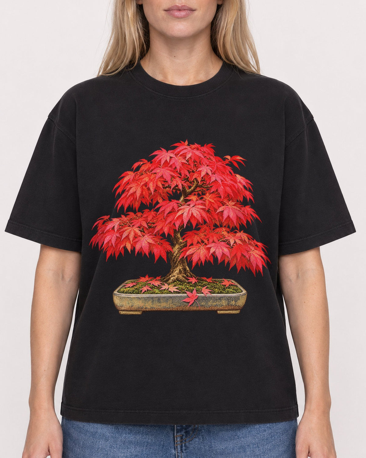 Mockup Boxy Heavyweight Tee Black female close-up 08