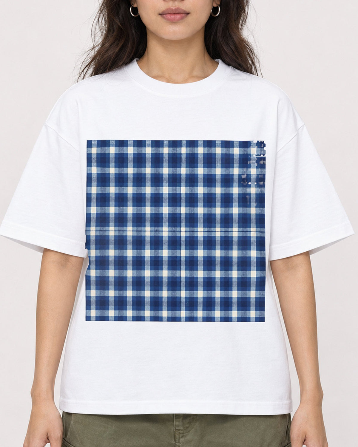 Mockup Boxy Heavyweight Tee White female close-up 02