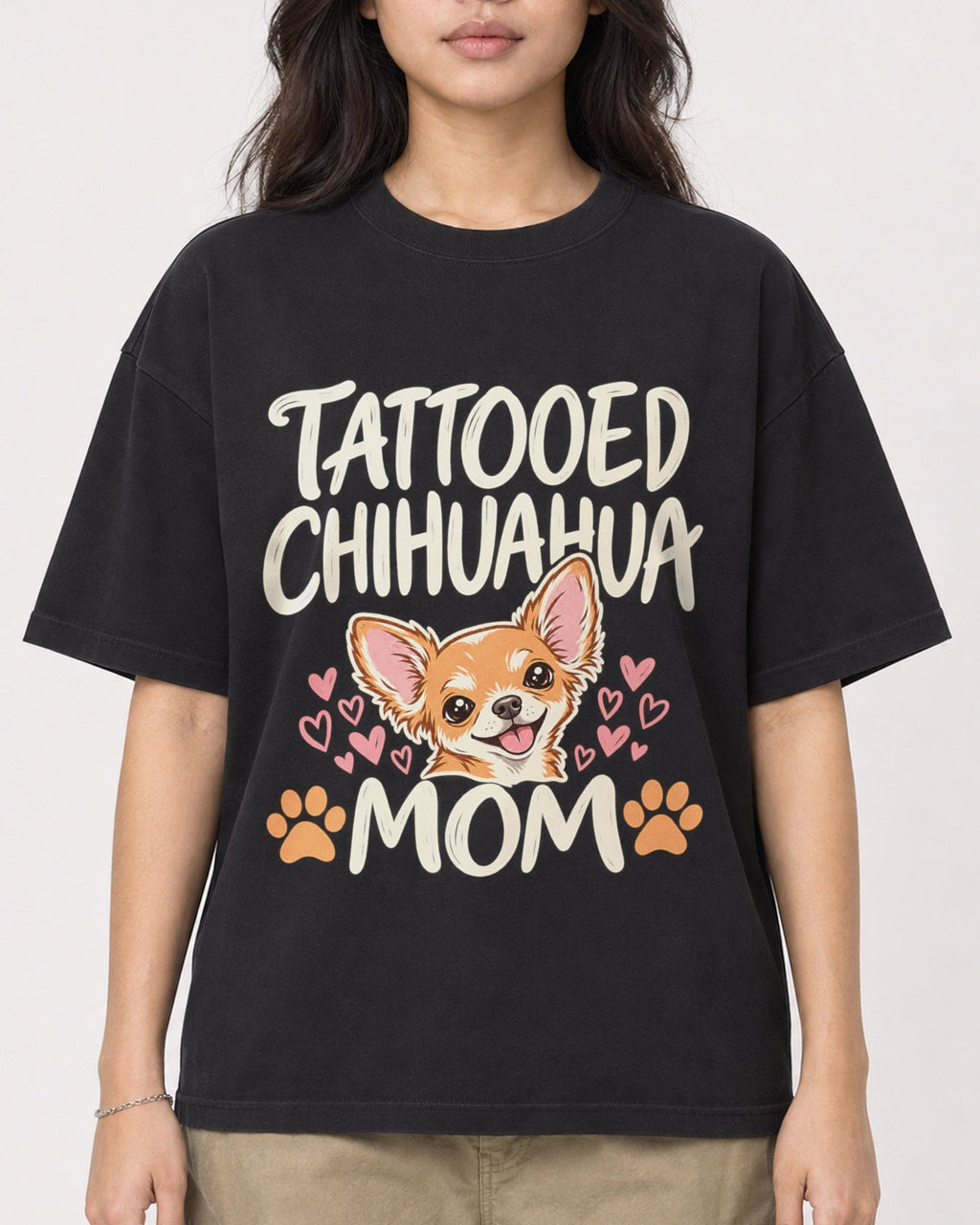Mockup Boxy Heavyweight Tee Black female close-up 02