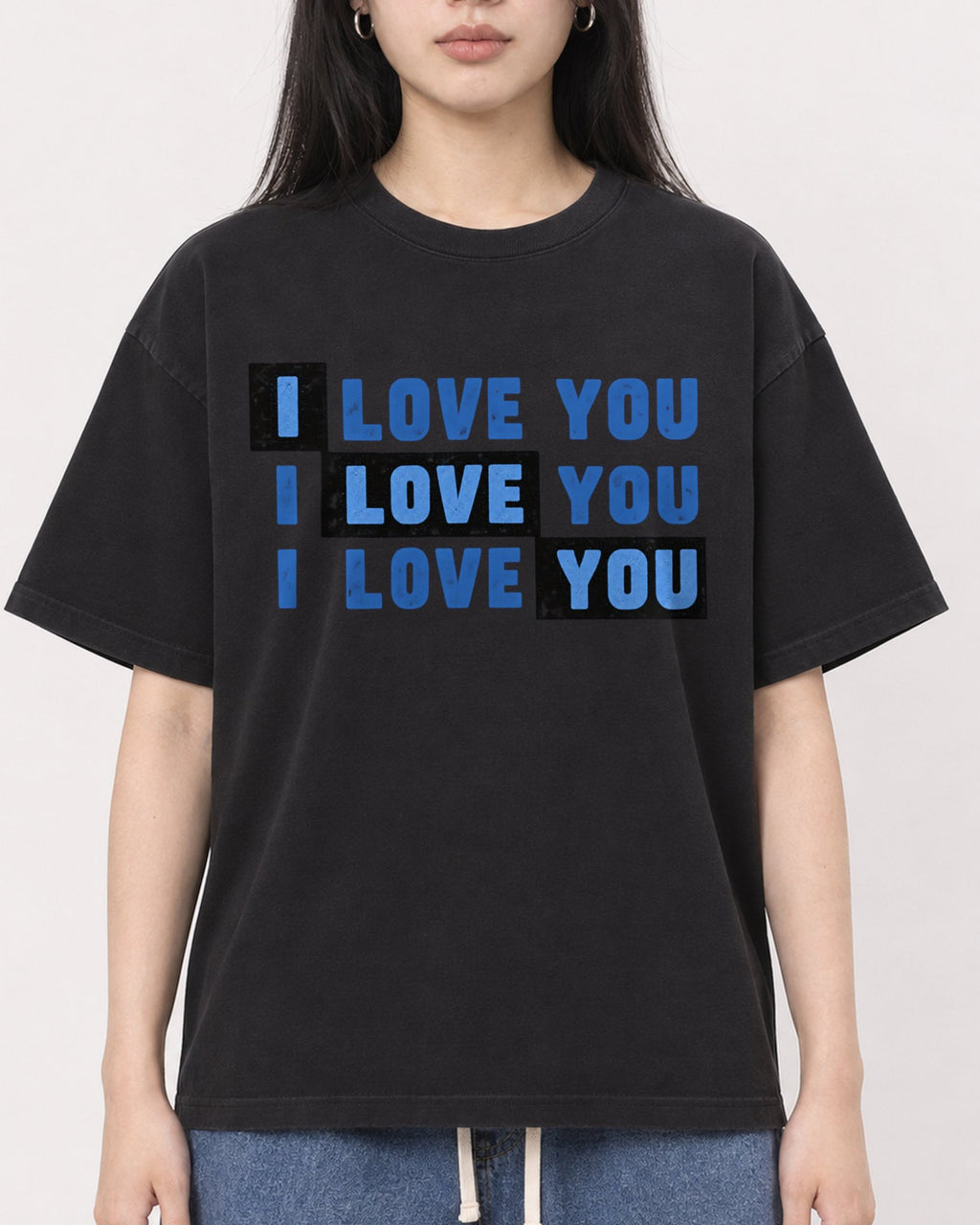 Mockup Boxy Heavyweight Tee Black female close-up 01