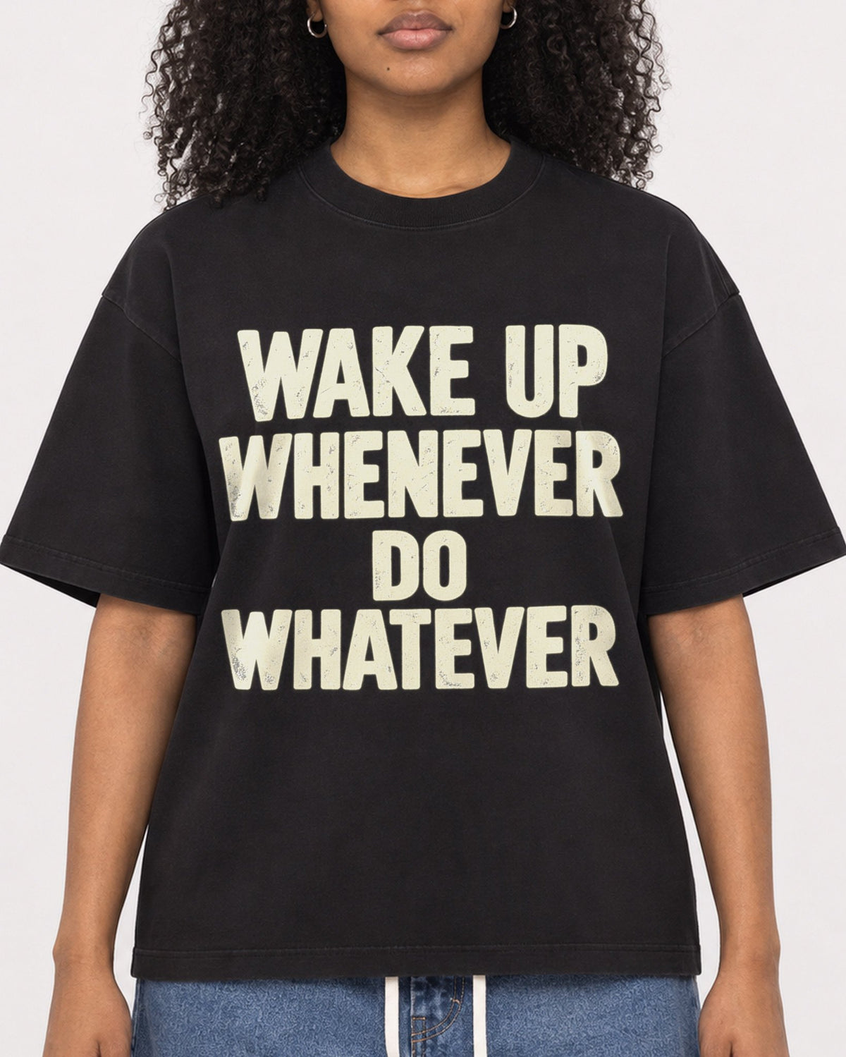 Mockup Boxy Heavyweight Tee Black female close-up 05