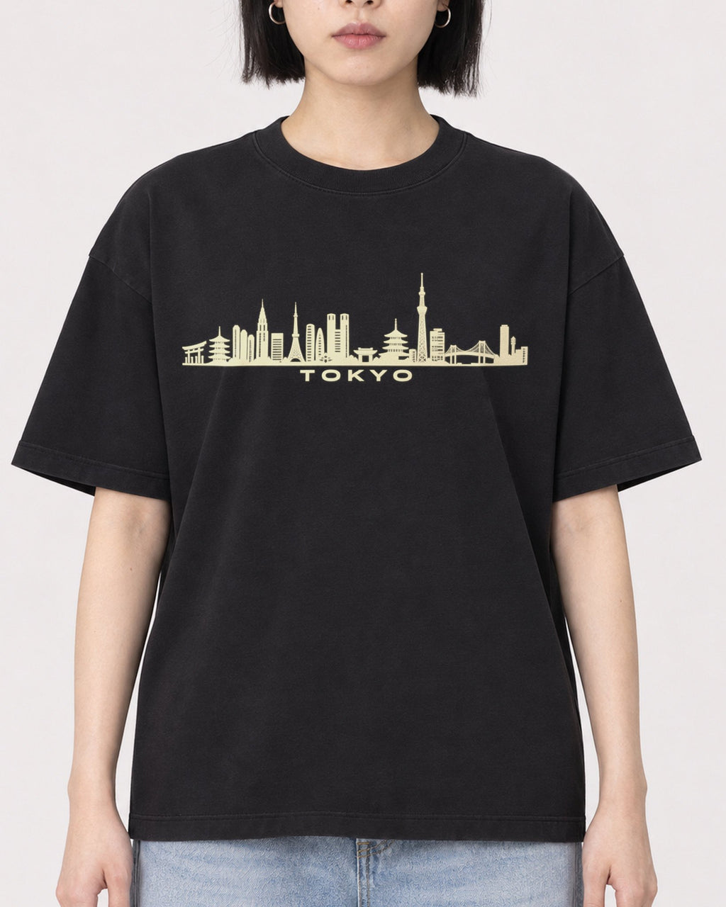 Mockup Boxy Heavyweight Tee Black female close-up 11