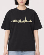 Mockup Boxy Heavyweight Tee Black female close-up 11