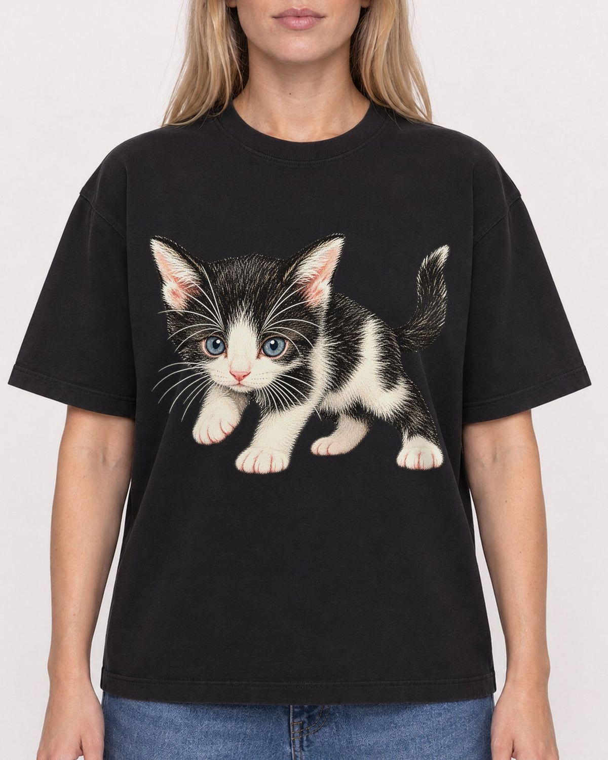 Mockup Boxy Heavyweight Tee Black female close-up 08