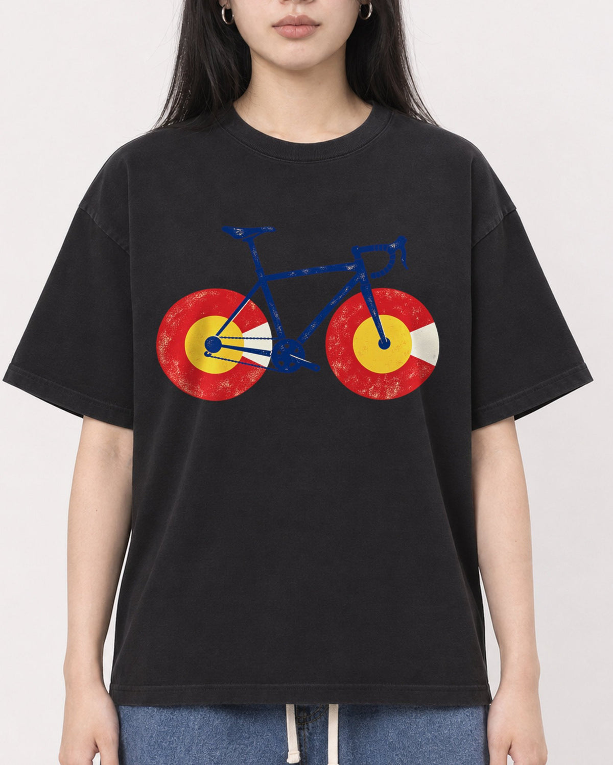 Mockup Boxy Heavyweight Tee Black female close-up 01