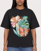 Mockup Boxy Heavyweight Tee Black female close-up 04