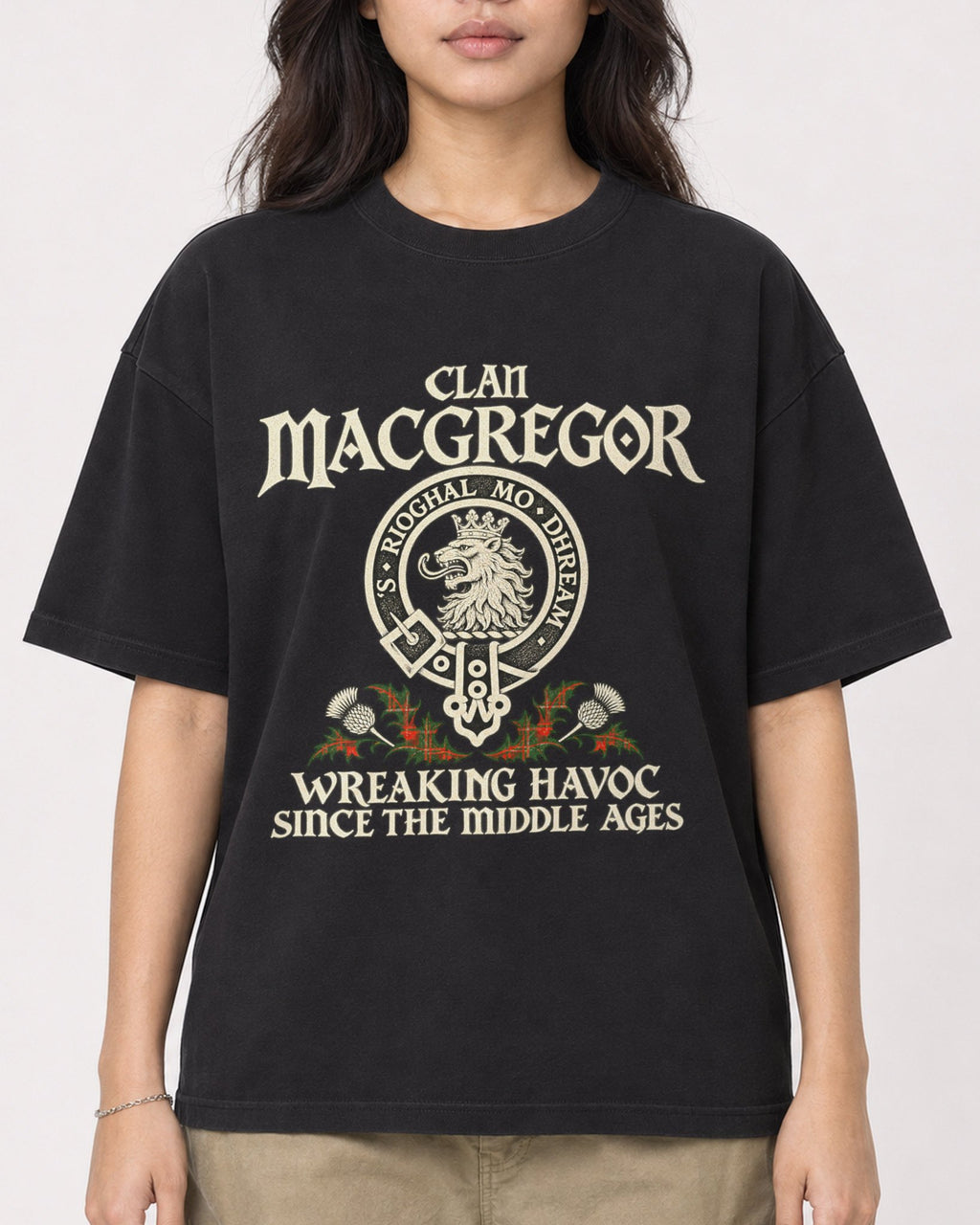 Mockup Boxy Heavyweight Tee Black female close-up 02