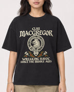 Mockup Boxy Heavyweight Tee Black female close-up 02