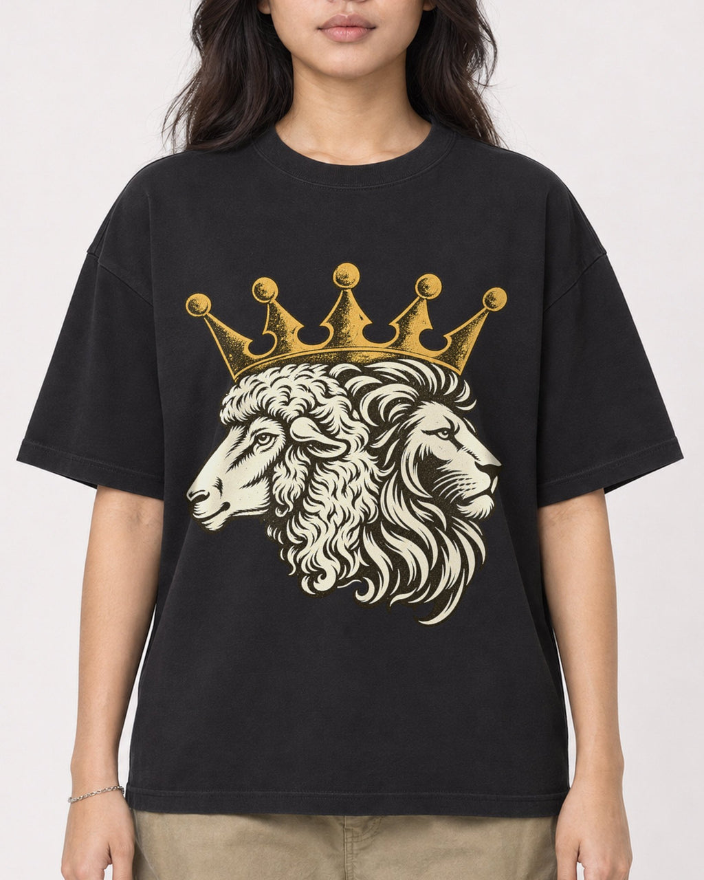 Mockup Boxy Heavyweight Tee Black female close-up 02