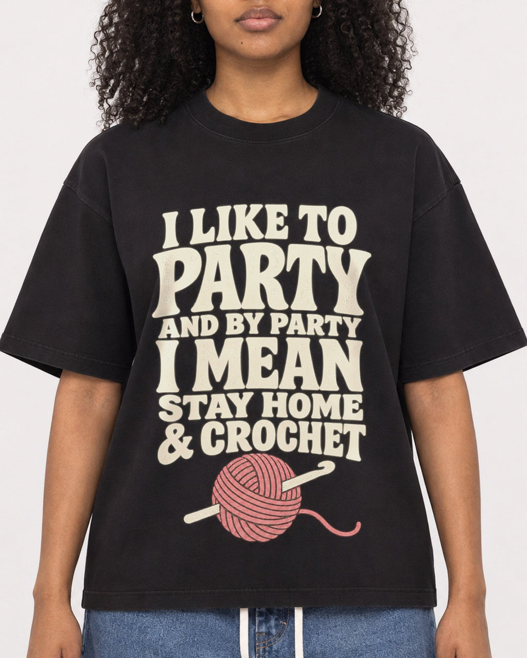 Mockup Boxy Heavyweight Tee Black female close-up 05