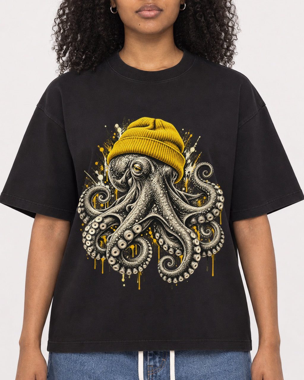Mockup Boxy Heavyweight Tee Black female close-up 05