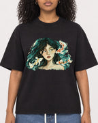 Mockup Boxy Heavyweight Tee Black female close-up 05