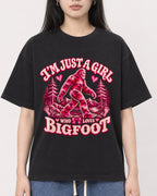Mockup Boxy Heavyweight Tee Black female close-up 01