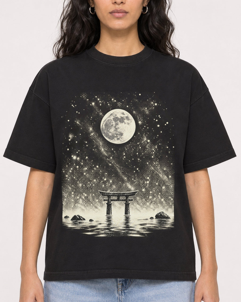 Mockup Boxy Heavyweight Tee Black female close-up 07