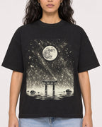 Mockup Boxy Heavyweight Tee Black female close-up 07
