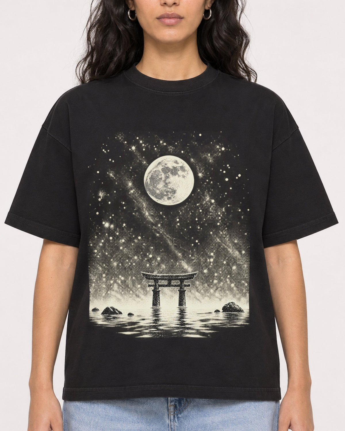 Mockup Boxy Heavyweight Tee Black female close-up 07