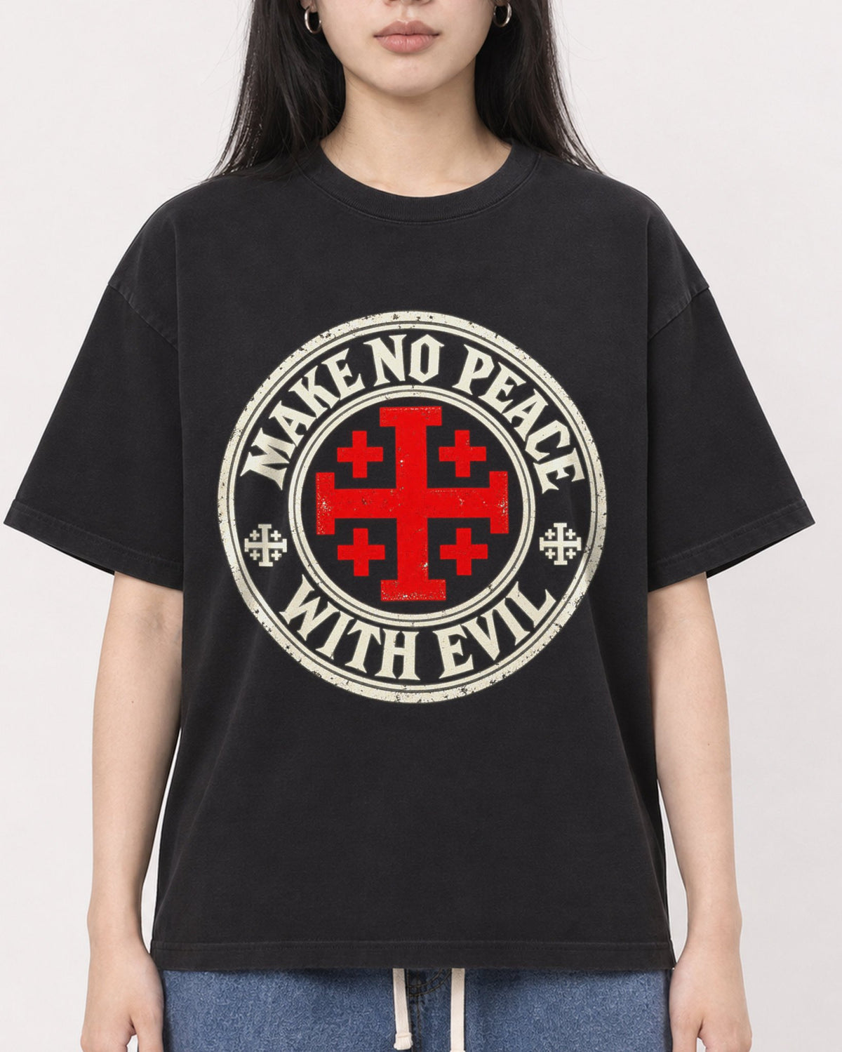 Mockup Boxy Heavyweight Tee Black female close-up 01