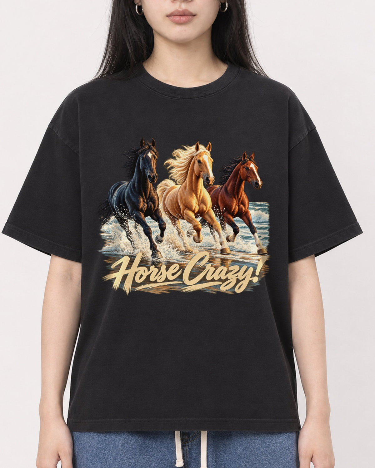 Mockup Boxy Heavyweight Tee Black female close-up 01