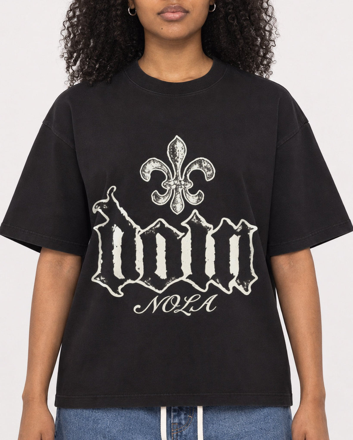 Mockup Boxy Heavyweight Tee Black female close-up 05