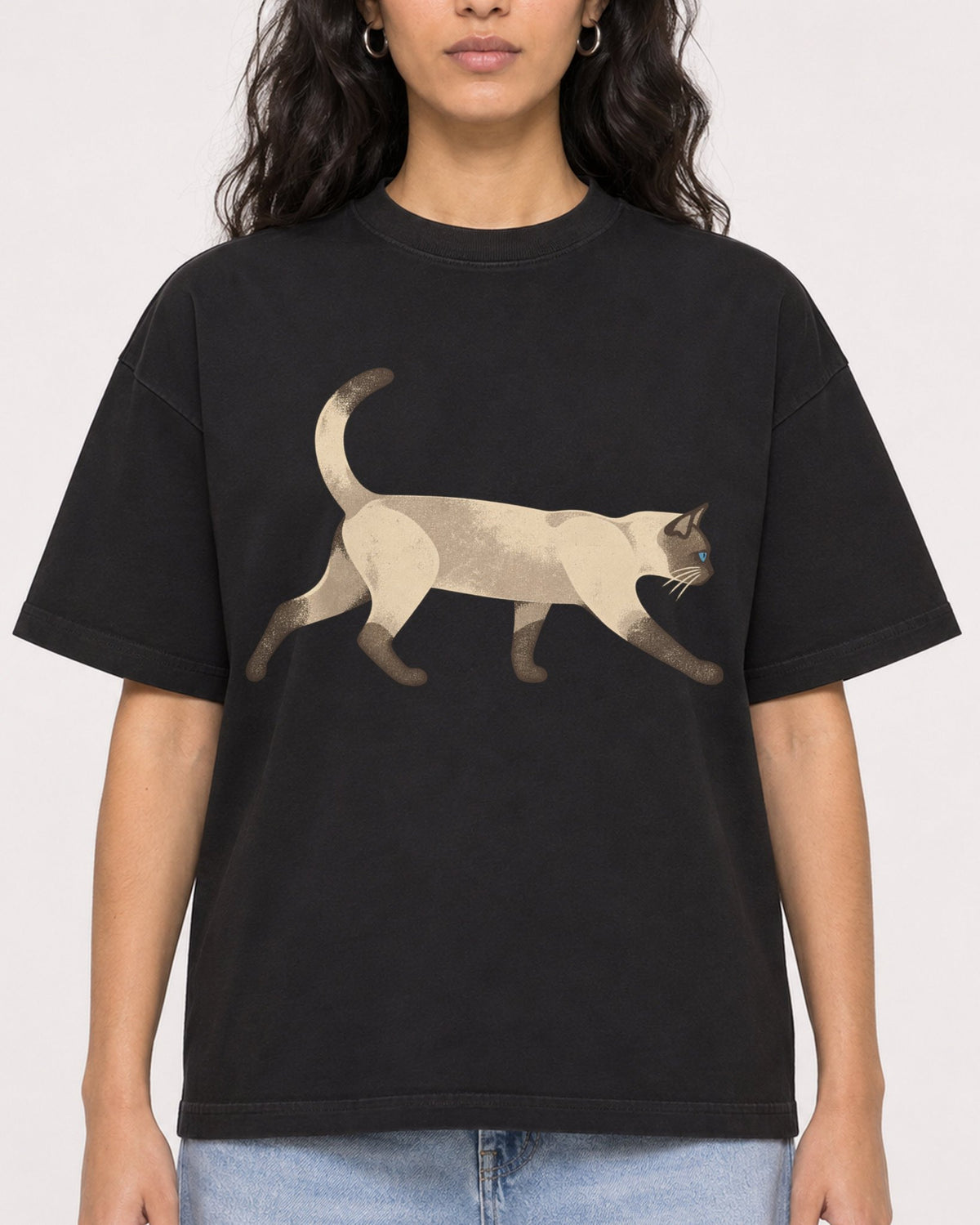 Mockup Boxy Heavyweight Tee Black female close-up 07