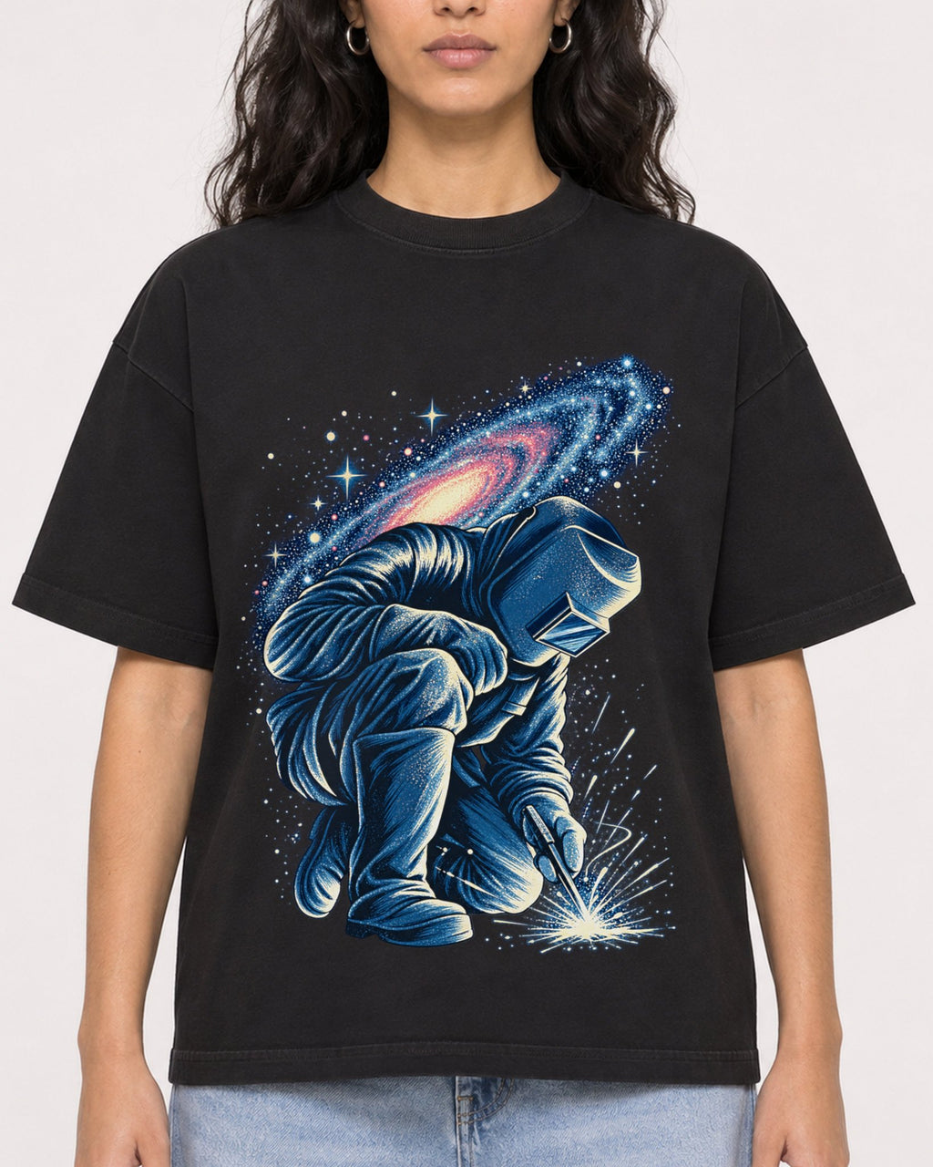 Mockup Boxy Heavyweight Tee Black female close-up 07